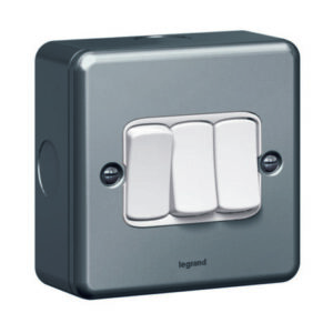 Single pole switch SYNERGY – 3 gang – 2 way – 10AX – 250V~ – metalclad – 733803 Legrand